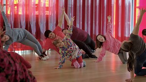 Ce n'est pas seulement le soir que ça se passe à la Place des Arts... Saviez-vous que nos lieux grouillent d'activités même en plein jour!? Partons à la rencontre d'un groupe du programme Art adapté, qui favorise l’accès aux arts de la scène à des jeunes vivant avec des limitations fonctionnelles, des difficultés d’adaptation ou d’apprentissage. 🤩🙌 Plus d'info 👉 https://placedesarts.com/fr/art-en-soi/programme-formation-collectivite/art-adapte-jeunesse. | Place des Arts