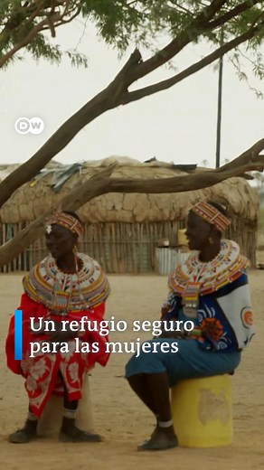 En el norte de Kenia, una tierra tradicionalmente patriarcal, existe un pueblo único en donde solo pueden vivir mujeres: Umoja. Su nombre, que en suajili significa "unidad", refleja la esencia de este lugar. Fundado en 1990, Umoja se ha convertido en un refugio para mujeres que buscan escapar de la violencia doméstica, las violaciones, los matrimonios forzados y la mutilación genital femenina. Aquí, en medio de un paisaje árido, estas mujeres han construido un oasis de seguridad y sororidad. #dw