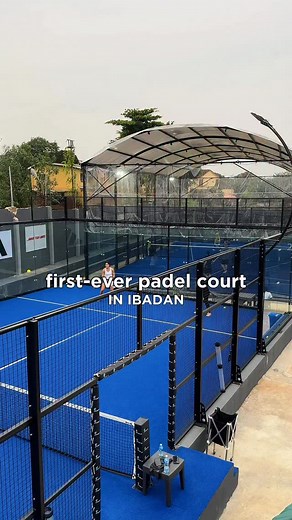 The first-ever padel court has just landed in Ibadan, and we recently went to check it out! 🎾 @padelupibadan is a brand-new padel sports and leisure space in Iyaganku, and it’s the perfect spot whether you’re looking to play, train, or just hang out. Here’s what you’ll find at PadelUp Ibadan: 🏓 3 standard courts for training and matches 👨🏽‍🏫 An instructor on-site for beginners (they even train kids!) ☕️ A mini café and bar 🪑 Outdoor lounge area 🎠 Playground for kids You’ll be given a pade