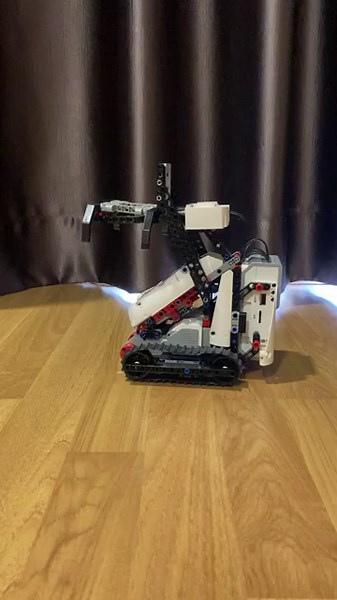 LEGO Mindstorms 31313 EV3 BOBB3E designed by Kenneth R. Madsen