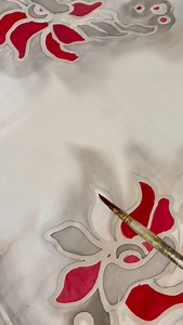 Applying hot wax on pure silk dupatta — the first step in creating beautiful batik patterns! 🕯️✨ The wax resists dye, helping preserve the design as layers of color build up. Patience, precision, and passion bring every motif to life. 🌺 🩶 🌺 #bàtikwork #silkpaintingtechniques #wax #smallbusinesssupportingsmallbusiness #artonfabricforsale | Somrah Ahmed