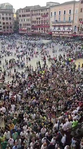 Palio di Siena. Uscita da piazza del Campo della Contrada del Bruco