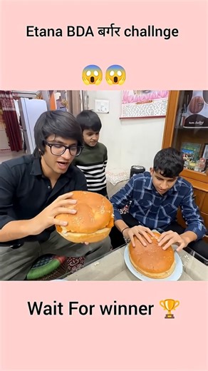 Sourav Joshi aur Piyush me burger competition#shorts #shortsfeed #souravjoshivlogs #youtubeshorts