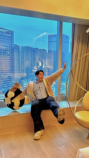Genta on Instagram: "POV: When Your Luxurious Suite Has a Huge Panda and the Cutest Panda Decorations… 🐼✨ @wchengduhotel Imagine stepping into a 120 sqm (1,291 sqft) wonderland of bold design, vibrant energy, and sheer luxury—welcome to the WOW Suite at W Chengdu! This suite is not just a place to stay; it’s an experience, an adventure, and a celebration of Chengdu’s iconic pandas in the most stylish way possible. From the moment I walked in, I was greeted by a HUGE, cuddly panda plushie sittin