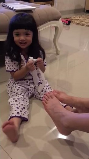 Audrey Marchia 3 year old girl kisses mommy's feet