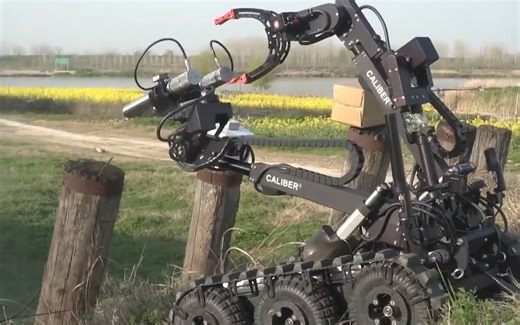 酷！新型排爆机器人亮相演训场 翻越山坡精准摧毁“爆炸物”