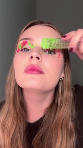 Using random objects to do my makeup 🌲❤️ Christmas wibe #colorfulmakeup #abstractmakeup #makijaz