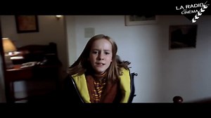 17 septembre 1997: sortie du film "contact" de Robert Zemeckis. 🎥 Le fameux "mirror shot" de Contact est un chef-d'œuvre de précision en effets visuels. Dans cette scène, Ellie court vers la salle de bains pour chercher des médicaments. La caméra semble suivre ses mouvements à travers un miroir, mais en réalité, ce miroir n'existe pas ! L'illusion a été créée en combinant plusieurs prises de vue et en ajoutant le miroir en post-production, tout en jouant sur les angles et les réflexions. Le rés