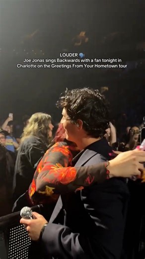 LOUDERRR! Joe singing “Backwards” to a fan tonight in Charlotte! #JoeJonas #NickJonas #KevinJonas #Jonas #JonasBrothers | Follow @jonasdailynews_ for more. | Jonas Brothers Daily News