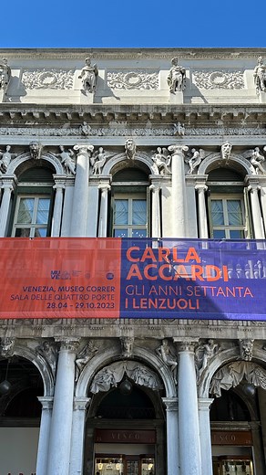📌Dal 28 aprile al 29 ottobre al Museo Correr, Sala delle Quattro Porte “Carla Accardi. Gli anni Settanta: i Lenzuoli” 🦁Una mostra che cade a quasi cento anni dalla nascita di Carla Accardi la quale ha stabilito nel corso della propria esistenza un legame costante con Venezia. ♦️“Lenzuoli”, un ciclo di opere avviato negli anni Settanta del Novecento che, pur nella loro specificità visiva e semantica, risultano estremamente esemplificativi dell’innovativa ricerca condotta dall’artista in quegli 