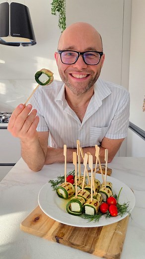 BOCCONCINI DI ZUCCHINE CON LA BOCCONCINI DI ZUCCHINE E FETA Aperitivo fresco o secondo leggero? Scegliete voi, quello che vi posso dire è che se provate la ricetta poi non saprete più farne a meno! Vi sembra un'esagerazione? È perché ancora non l'avete provata 😉 INGREDIENTI PER 15 PEZZI 200 g feta 2 zucchine medie PER CONDIRE 1 limone olio evo pepe nero finocchietto PREPARAZIONE Dopo aver pulito le zucchine, tagliatele a fette spesse 4-5 mm. Cuocete su una griglia ben calda finché non avranno u