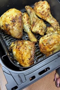 Ingredients: 1 kg of chicken quarters in half and marinate in the prepared marinade shown in the video. Let marinate for 20-30 minutes. Place in an air fryer bowl and heat at 180°C for 30 minutes or 356°F for 30 minutes. Flip with 15 minutes remaining. Enjoy.~~ #airfryerrecipes #fbviralpost2025シgood #followersreelsfypシ゚viralシfypシ゚viralシ #recipelovers #foryouシpage #AirfryerLover | Air Fryer Free Recipes
