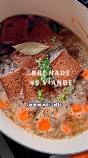 Aude on Instagram: "DINER DU SOIR : Carbonade végé 😱 Encore une recette traditionnelle translatée en version sans viande 😈ouloulou appelez la police😈 🍲 Pour la recette, vous aurez besoin de : Réhydrater avec de l’eau bouillante 120g de PST (protéines de soja texturé en format médaillon), une fois réhydratées, ajouter 2 cas fécule + 2 cac bouillon poudre + 1cas d'huile et malaxer. Cuire 15-20mn au four à 200C (ou a la poêle) Emincer et cuire 6 oignons (sans coloration) puis couper 3 carottes 