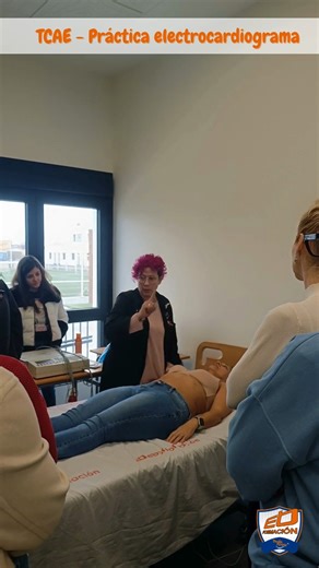 Ebora Formacion on Instagram: "Nuestros alumnos de TCAE eLearning han realizado una práctica de electrocardiograma, una prueba fundamental en el ámbito sanitario y clave en el día a día del Técnico en Cuidados Auxiliares de Enfermería. Conocer cómo se realiza un ECG, preparar al paciente y colaborar correctamente con el equipo sanitario es esencial para ofrecer una atención segura, eficaz y de calidad 👩‍⚕️👨‍⚕️ En EboraFormación apostamos por una enseñanza donde la formación práctica es protago