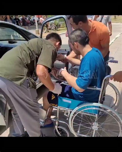 Diario La Mañana on Instagram: "ASÍ SALÍA FABRICIO DEL HOSPITAL EVITA Este lunes al mediodía, Fabricio Caballero recibió el alta del Hospital Evita y continuará su recuperación en su casa, tras dos semanas internado por las graves heridas causadas por un motociclista que lo atropelló haciendo "wheelie" en la avenida Soldado Formoseño Su padre, Héctor Caballero, informó a La Mañana que: "El sol vuelve a salir para toda la familia. Estamos muy contentos y con muchas expectativas. Fabricio la luch