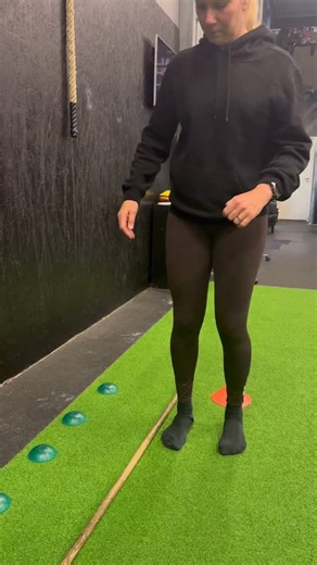 Träning idag med @david_fysiomedicin på @sydkustenfitness 🌟 Idag låg fullt fokus på att väcka liv i vänsterfoten 💪 I början av passet tränade jag på att gå över hinder med höger fot för att tvinga vänsterfoten att hålla balansen och jobba aktivt. När jag tränar med Davide kör jag alltid utan skor – och det har gjort en enorm skillnad 🙌 Balansen, kontrollen och funktionen i foten blir starkare för varje vecka🙏 Efter massor av försök (och en del landningar på pinnen 😅) – kom jag till slut öve