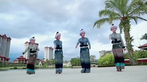 Traditional dance by Tai Lue girls in Xishuangbanna Tai autonomous prefecture of yunnan province in southwest China. တင်းၵႃႈတႆးလိုဝ်ႉ မိူင်းသိပ်းသွင်ပၼ်းၼႃး(ၼႃႈလိၼ်ၽွင်းငမ်းတူဝ်ၵဝ်တႆး) ၸေႈယူႇၼၢၼ်ႇ ၸိုင်ႈမိူင်းၶႄႇ #TaiLue_Xishuangbanna_Yunnan_China | 𝗜 𝗮𝗺 𝗽𝗿𝗼𝘂𝗱 𝘁𝗼 𝗯𝗲 𝗧𝗔𝗜