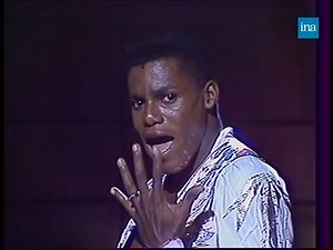 FAUX DÉPART🎤🏃 Chanson gentillette, jeu de scène hésitant, mouvements vaguement sensuels... Carl Lewis, immense champion d'athlétisme, multiple médaillé olympique, nous prouve avec cette prestation que non, on ne peut pas être doué pour tout ! | INA