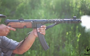 【搬运\u002F没什么字幕可加】南斯拉夫 M49\u002F57冲锋枪（消音器） 武器欣赏