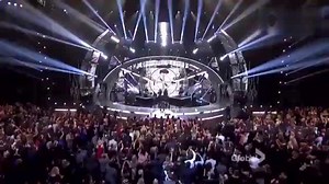 #音乐带你看现场#欧美冠军单曲《Counting Stars》现场神级演唱！ 嗨爆全场！