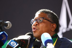 Mbalula vows to amend SAPS employment regulations