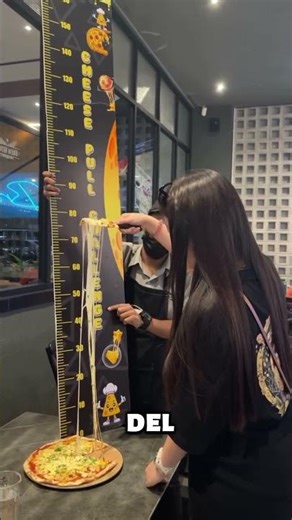 Estiró la pizza más de 3 metros y no pagó nada 🍕🔥