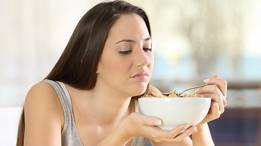 Bitter Taste in Mouth: मुंह का स्वाद कड़वा क्यों लगता है? जानें इसके कारण, लक्षण और इलाज