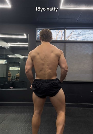 Christmas tree loading🎄🎄🔜 15 weeks out #gym #fyp #bodybuilder #classicphysique #physique