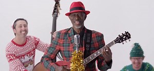 Ever feel just a little like this? “‘Christmas In Annoying’ is a funny, relatable take on the chaos of the season. Keb’ Mo’ pokes fun at holiday hassles while keeping the spirit light and good-natured.” Full video & more Christmas Cheer on The “Mo’ Merry” YouTube Playlist : https://www.youtube.com/playlist?list=PL6uCoZejxSqBWcWNE069e2AyzNWw9-2T0 | Keb' Mo'