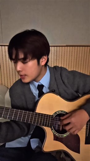 Jun S ChoiJunSeong on Instagram: "가짜사랑 코드,,기타 쳐볼 사람..! #가짜사랑 #자작곡 #オリジナル曲 #弾き語り"