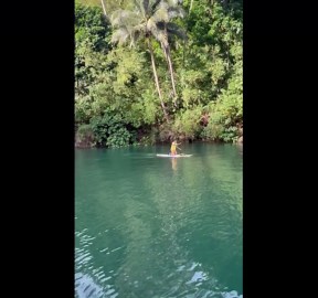 Tourist tumbles into river in paddle boarding fail