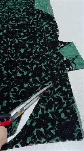 The stage of cutting cloth using scissors is carried out by experts carefully so that it is neat.