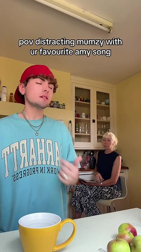 you know i’m no good ;) @Amy Winehouse #amywinehouse #youknowimnogood #singingvideo #reaction #mumsoftiktok