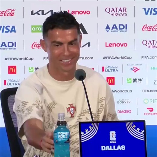 كريستيانو رونالدو يفاجئ الجميع في المؤتمر الصحفي قبل ساعات : أتحدى ذلك الرجل هناك، ذلك الرجل بالتحديد، أن يطرح سؤالًا جيدًا، خصوصا وانه لا يُحبني!الصحفي مارسيلو بيشلر : ما أصعب شيء في كأس العالم وأنت تبلغ من العمر 41 عامًا؟كريستيانو رونالدو يجيب : التحدث الى امثالك الذين لا يحبونني، وأنت على وجه الخصوص لانني اعرف جيداً انك لا تحبني!
