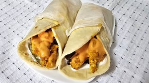 Shaorma de pui facuta in casa. Reteta explicata pas cu pas. Ingrediente pentru 4 shaorme potrivite: piept de pui 370 g sare, piper macinat dupa gust 5 linguri ulei jumatate de lingurita de: boia dulce, usturoi granulat, turmeric 1-2 linguri zeama de lamaie 2 castraveciori, jumatate rosie, putina salata verde, putina ceapa pentru sosul alb: 100 g iaurt sau chefir sare si piper macinat, putin usturoi granulat Pentru sosul cu maioneza: 2 linguri de maioneza piper macinat dupa gust o lingura kechup 