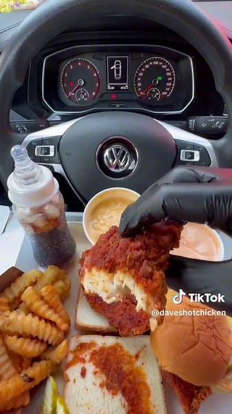 Delicious Dave's Hot Chicken Mukbang by @MoeEatss