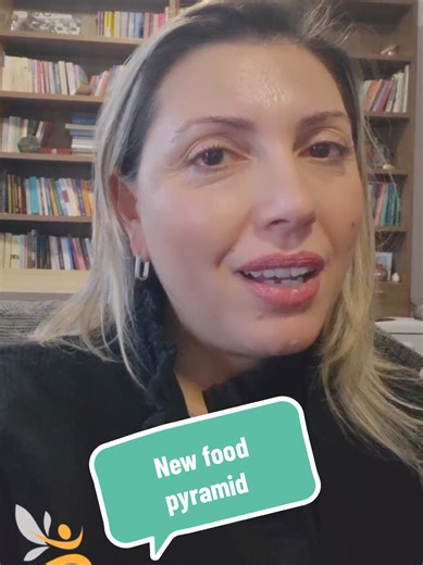 Το θέμα δεν είναι ποια διατροφική πυραμίδα είναι «σωστή». Το πραγματικό πρόβλημα είναι η τεράστια κατανάλωση υπερ-επεξεργασμένων τροφίμων και ο τρόπος που αυτά προωθούνται. Η δημόσια υγεία δεν αλλάζει με ένα νέο γράφημα... Αλλάζει με ουσιαστικές παρεμβάσεις: λιγότερο επιθετικό marketing, πραγματική στόχευση στις βιομηχανίες τροφίμων και διατροφική εκπαίδευση από νωρίς. #foodpyramid #diatrofisimera #διατροφη