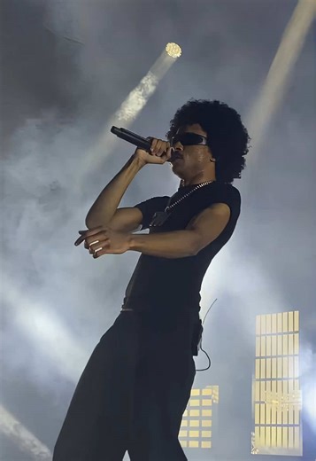 Meme le projecteur devant il s'ambiance ptdrrrr #lafeve #concert #rapfr #suite #24 @La Fève 7W