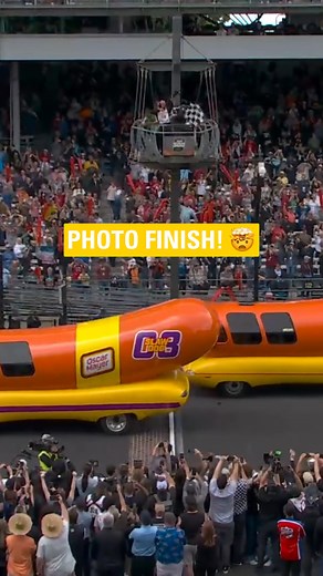 IT’S A PHOTO FINISH‼️ Slaw Dog wins the Wienie 500 by inches, and the crowd goes wild! | Indianapolis Motor Speedway