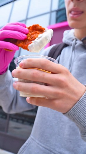 Dubai 👀 This is your sign to grab Smacks tonight 👊🔥 100% Angus burgers, the tastiest Nashville chicken, & ice cream sandos that hit different 🩷🍔 | Smacks Hamburgers