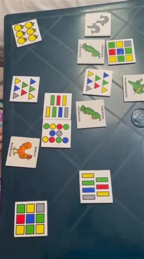 El juego del memorama puede aportar beneficios en personas adultos mayores con deterioro cognitivo severo, siempre que se adapte a sus capacidades. Aunque no se busca la recuperación completa de funciones, sí se promueve la estimulación, el bienestar y la calidad de vida. Beneficios cognitivos • Estimulación de la memoria residual: activa la memoria inmediata y el reconocimiento visual, aun cuando la memoria reciente esté muy afectada. • Atención y concentración: favorece periodos breves de aten