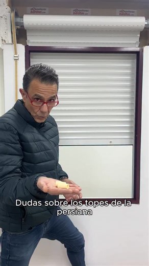 Dudas frecuentes alrededor de los topes de persiana ¿Tu persiana se resiste a subir o bajar? ¿Se atasca a mitad de camino? 🤔 ¡Seguramente los #topesdepersiana tienen algo que ver! Te resolvemos esas dudas frecuentes que te impiden disfrutar al máximo de tus ventanas. Aprende a identificar cuándo necesitan un ajuste o un cambio para que tus persianas a medida funcionen a la perfección. 🛠️ ¡Es más fácil de lo que crees! No permitas que un pequeño tope te quite la tranquilidad. Queremos que tus p