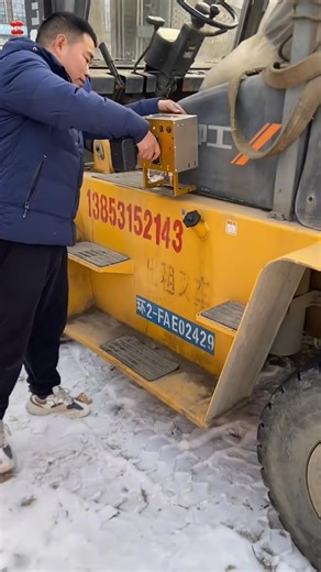 🔥 Ruční laserový značicí stroj – Přenosná síla pro vaše značení! 🔥 Hledáte profesionální způsob, jak gravírovat a značit kovy, pečetě a další materiály kdekoli a kdykoli? Trotec Přenosný stroj pro gravírování a značení kovů a pečetí je váš nový nepostradatelný pomocník! 💥 ✨ Proč právě tento ruční laserový značicí stroj? ✔️ Přenosná konstrukce – žádné omezení pro vaši práci v terénu ✔️ Vysoce přesné laserové gravírování bez nutnosti další úpravy ✔️ Vhodné pro kov, plast, pečetě, díly a firemní