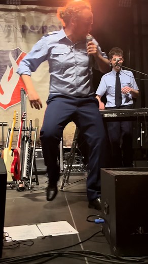 Het kan de beste overkomen, ook onze Luitenant generaal Tijs Verbeke geraakt al eens zijn draad kwijt 😉🤪 🎤🚨👮‍♂️ #dendroad #brugesswanpatrol #LiveMusic #blooper #bloopers #blooperreel #blooperalert #Coverband #letsrock #rockcovers #BrugesSwanPatrol #liveperformance #RockOn #justkeepgoing #justkeepgoing💪 #oops | Bruges Swan Patrol