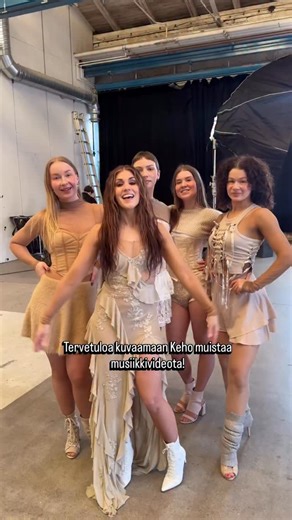 KEHO MUISTAA MUSIIKKIVIDEO NYT YOUTUBESSA. Linkki biossa. Tanssijat: @mmarjomakela @vera.sofiap @eveliinainomaria @venlakallio Koreografia: @mmarjomakela @vera.sofiap San.Säv. Jukka Jahnukainen, Henri Piispanen, Hanna Johde, Jannika Wirtanen Sov. Janne Huttunen Jouset: @strongbowsband Jousiäänitys: Otto Uusitalo Äänitys ja ohjelmointi: Jukka Jahnukainen Tuotanto: Jukka Jahnukainen Mix: Jesse Vainio Masterointi: Daniel Hagström @universalmusicfin Director / Stylist @martinamartiala DOP @j.moisio 