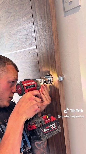 Precision meets efficiency 💥 Using the Jigtech Pro system to fit handles on premium walnut doors with flawless results. 3 standard handles, 3 privacy sets – all installed cleanly and securely. Save time. Get the finish your space deserves. #madecarpentry #JigtechPro #WalnutDoors #DoorFitting #UKCarpentry #FinishCarpentry #HomeRenovationUK #JoineryWork #BespokeInteriors #PropertyUpgrade #ToolEfficiency #InteriorCarpentry #CarpentryLife #CraftsmanshipMatters