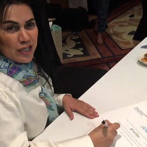 توقيع الشهادات الخاصة بالمشاركين من قبل رئيس الاتحاد العالمي الاكاديمي للتزيين منال حسن محمد | الاتحاد العالمي الأكاديمي للتزيين | Facebook