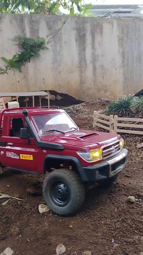RC Forklift Unloading Cargo from Land Cruiser