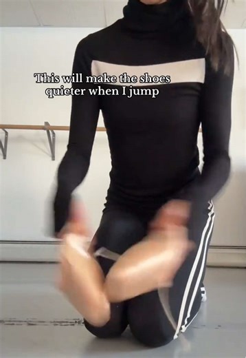 Prepping some crunchy new shoes for the new year…🔨😏 this is a new maker for me (triangle) and I don’t know how to feel about them. Lmk if any of you have tried this maker and your thoughts! Wearing all @Splits59 🖤! #ballet #ballerina #pointeshoes #balletdancer