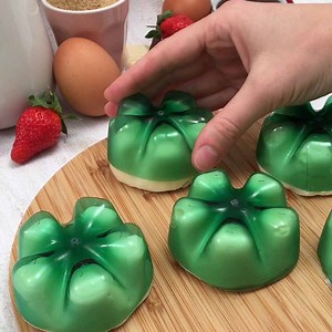 7M views · 144K reactions | Gâteau au chocolat fraises chantilly ! Et sa glace vanille zébrée :) | Chefclub | Facebook